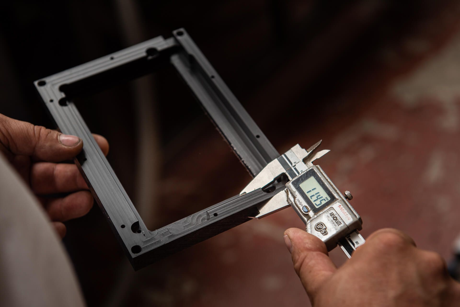 opmeten van een kunststof frame met een schuifmaat