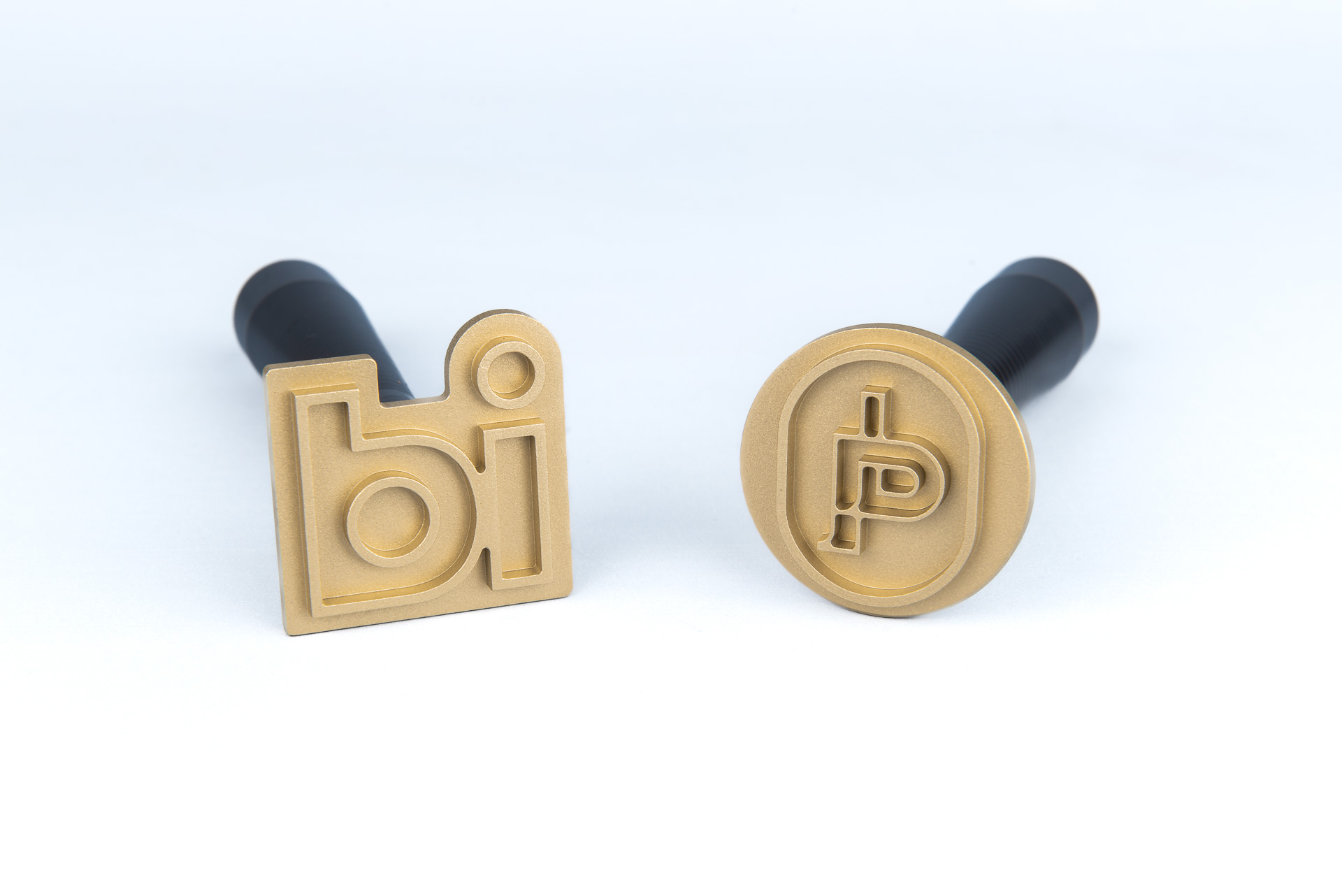 Messing stempels met een zwart handvat